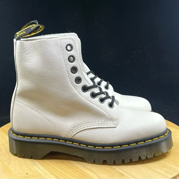 Doc Martens 27376 LACED Virginia soft leather 8 eye boots white premium Sz 8 Men - Picture 4 of 9
